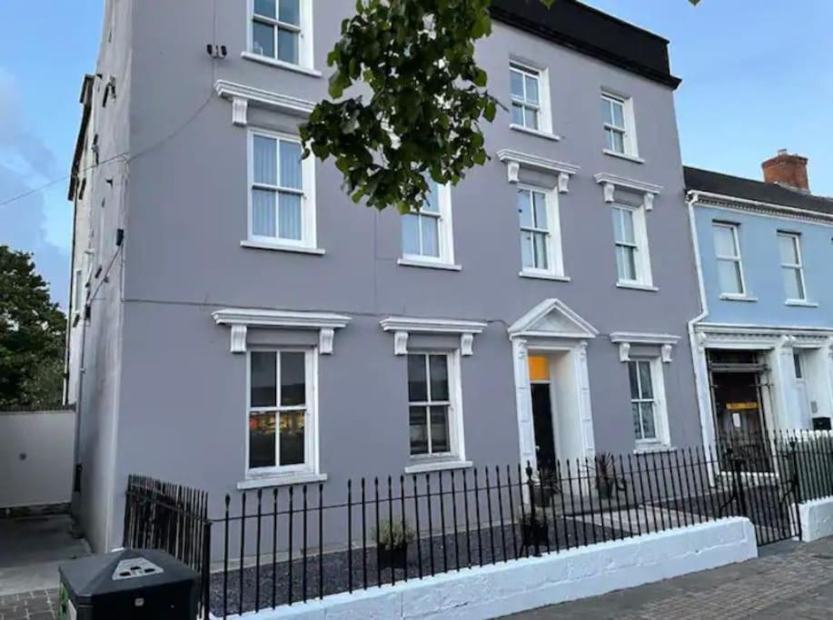 Historic Picturesque Apartment Pembroke Luaran gambar