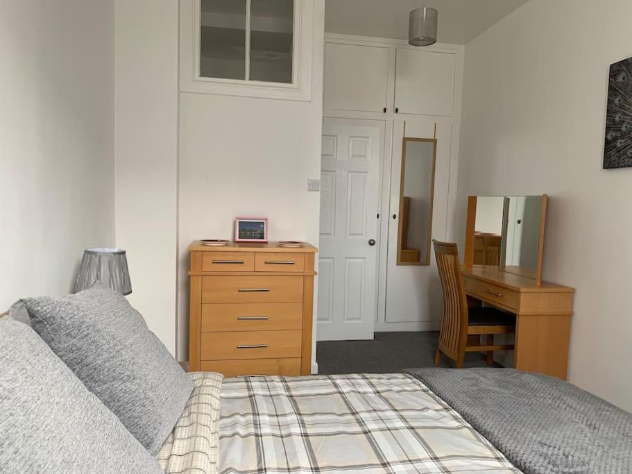 Historic Picturesque Apartment Pembroke Luaran gambar