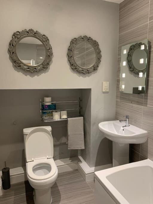Historic Picturesque Apartment Pembroke Luaran gambar